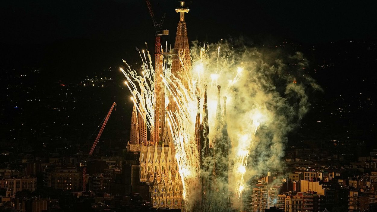 Fuegos artificiales tras la inauguración de la Torre de Jesús de la Sagrada Familia