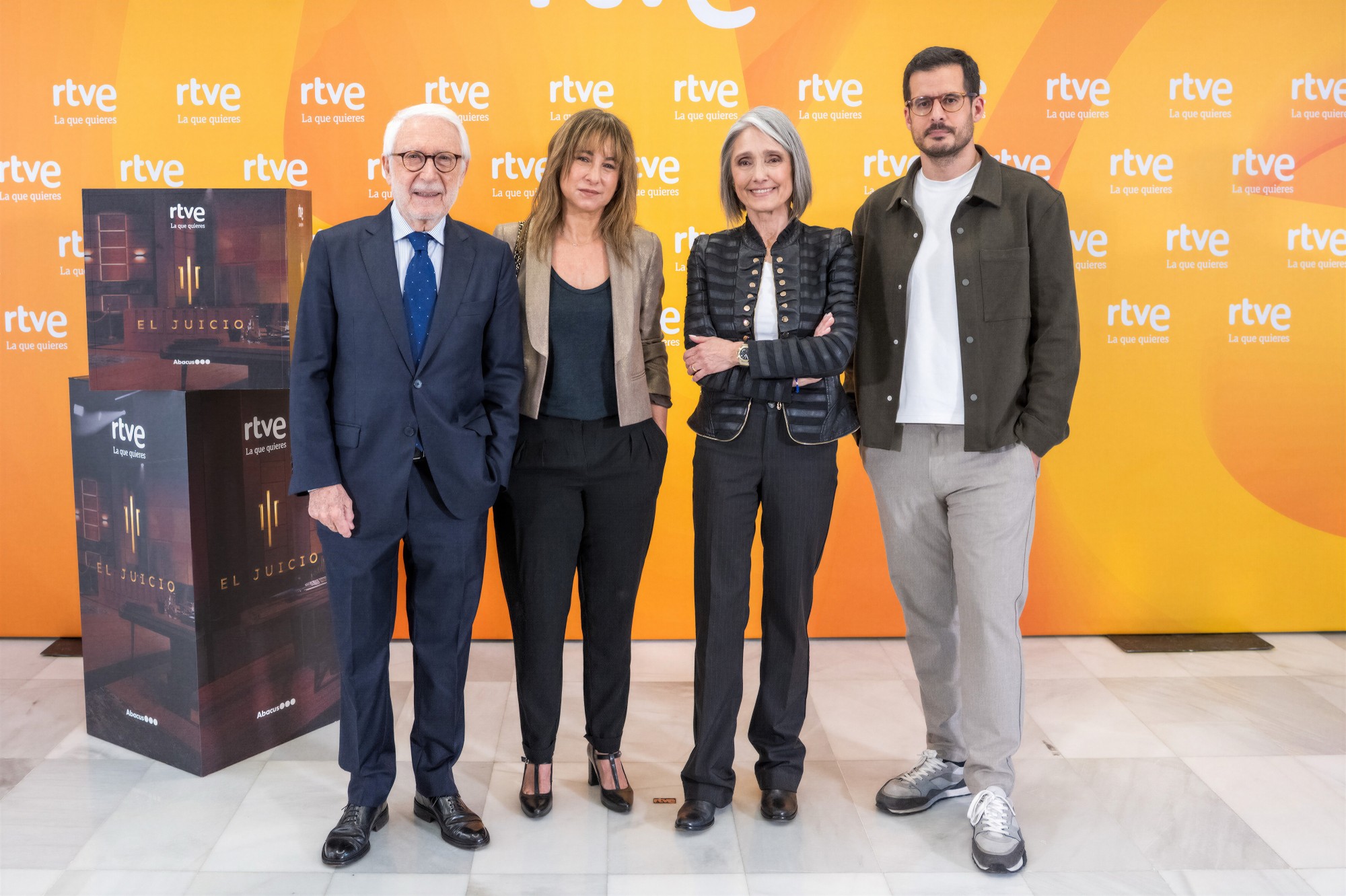 José Luis Sastre junto al equipo de 'El juicio' de TVE