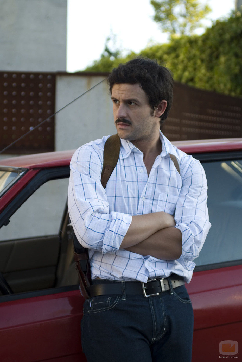 El actor Diego Martín con semblante serio en 'Cinco hermanos', donde encarna a Daniel Moreno