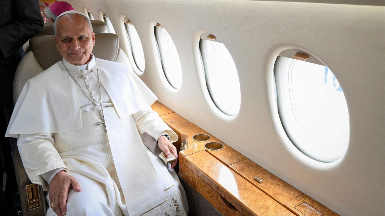El papa León XIV durante su vuelo hacia Roma en el Falcon del Rey