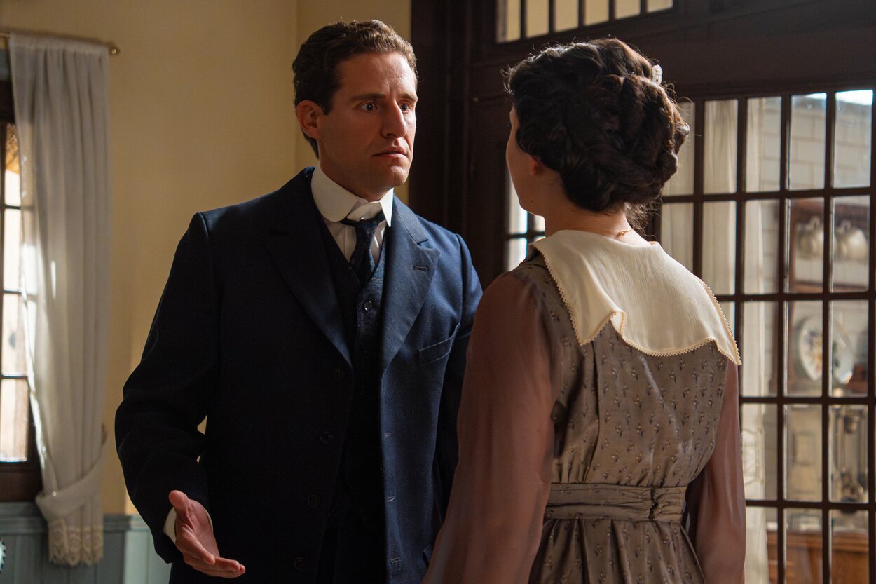 Lope y Vera en una escena de 'La promesa'