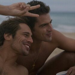 Maxi Iglesias y Martiño Rivas en 'La Isleta' de 'Ella, maldita alma'