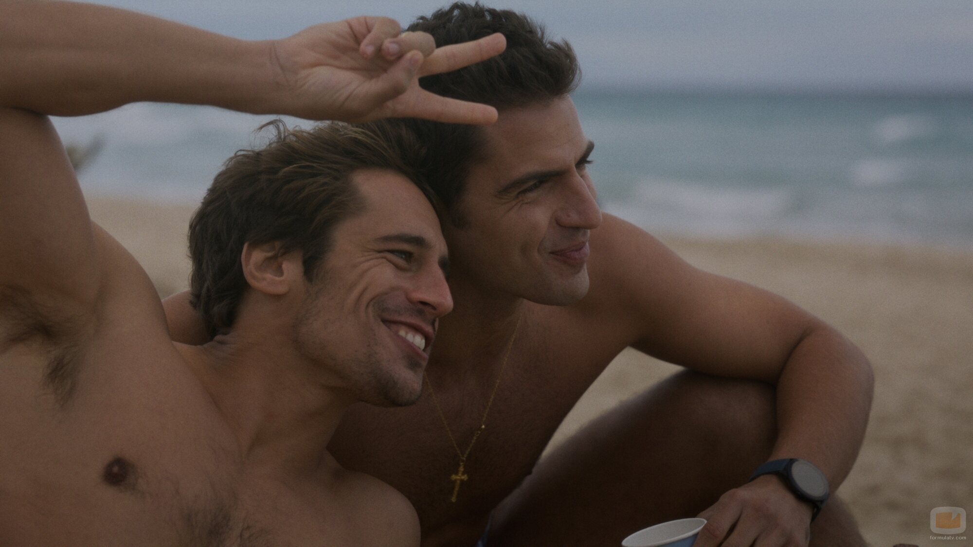 Maxi Iglesias y Martiño Rivas en 'La Isleta' de 'Ella, maldita alma'