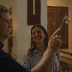 Ana Ruiz y Maxi Iglesias en la temporada 1 y el capítulo 01 de 'Ella, maldita alma'