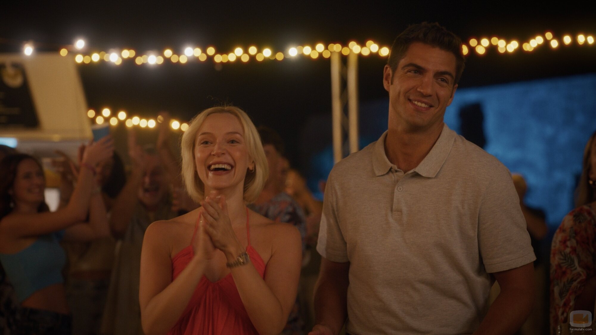 Karina Kolokolchykova y Maxi Iglesias en Capítulo 1 titulado 'La Isleta' de 'Ella, maldita alma'