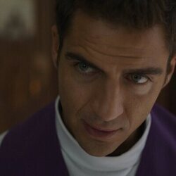 Maxi Iglesias en la temporada 1 y el capítulo 01 de 'Ella, maldita alma'