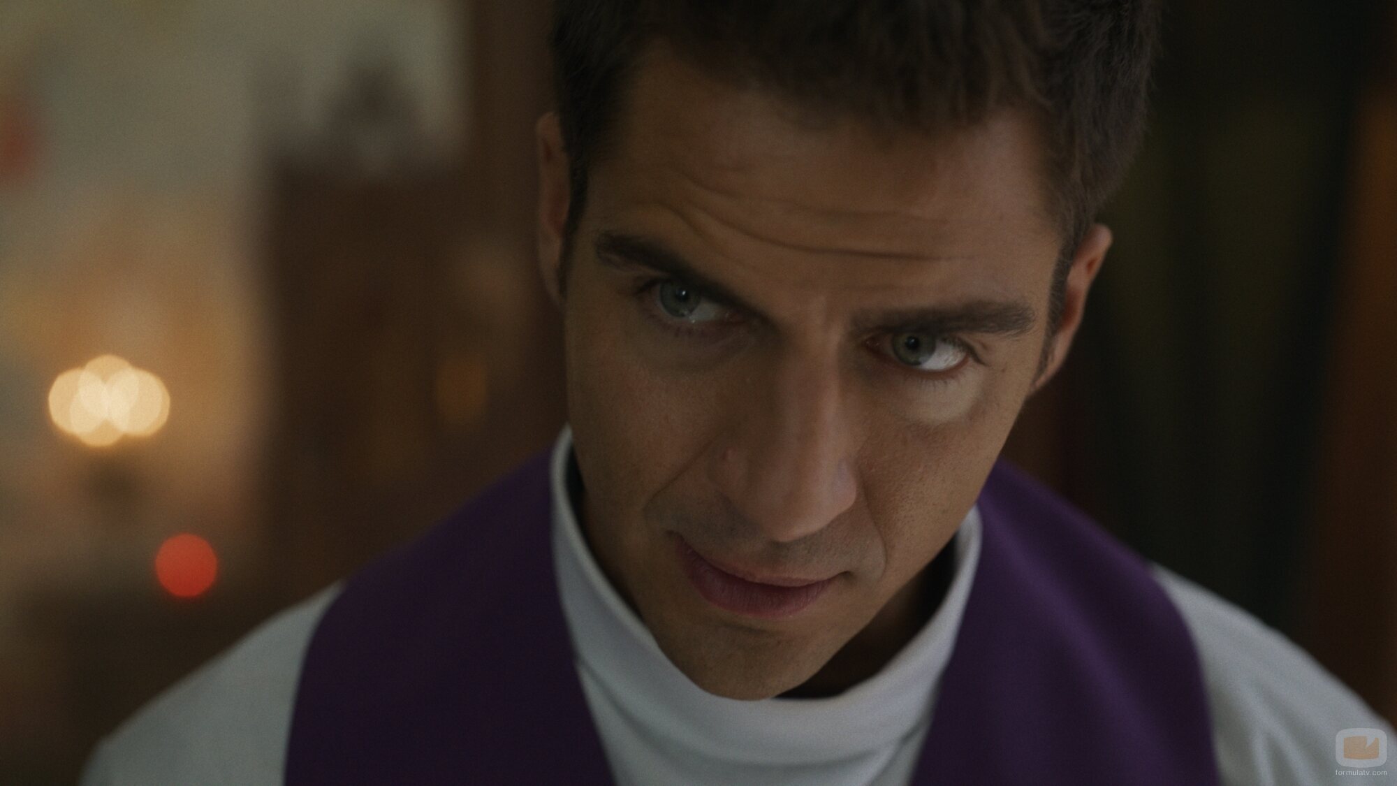 Maxi Iglesias en la temporada 1 y el capítulo 01 de 'Ella, maldita alma'