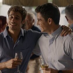 Martiño Rivas y Maxi Iglesias en la temporada 1 y el capítulo 01 de 'Ella, maldita alma'