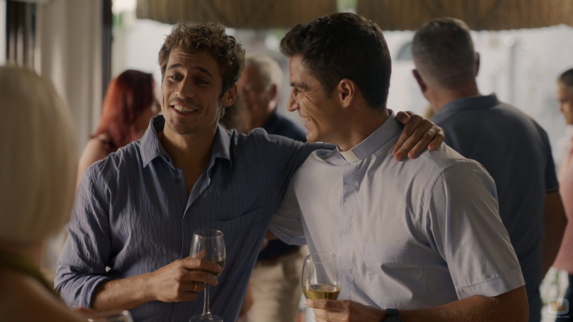 Martiño Rivas y Maxi Iglesias en la temporada 1 y el capítulo 01 de 'Ella, maldita alma'