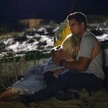 Karina Kolokolchykova y Maxi Iglesias en 'La Isleta' de 'Ella, maldita alma'