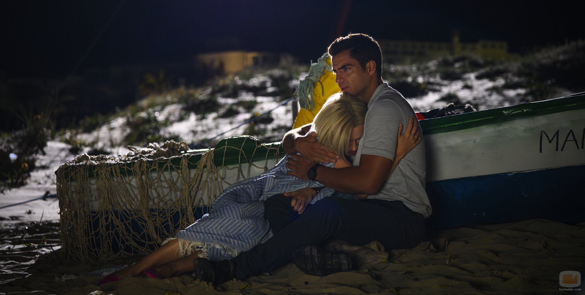 Karina Kolokolchykova y Maxi Iglesias en 'La Isleta' de 'Ella, maldita alma'