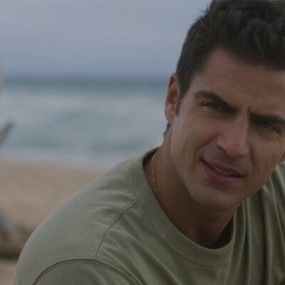 Escena de Maxi Iglesias en la temporada 1 y el capítulo 01 de 'Ella, maldita alma'