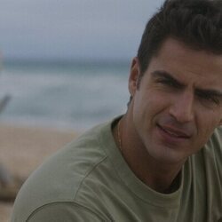 Escena de Maxi Iglesias en la temporada 1 y el capítulo 01 de 'Ella, maldita alma'
