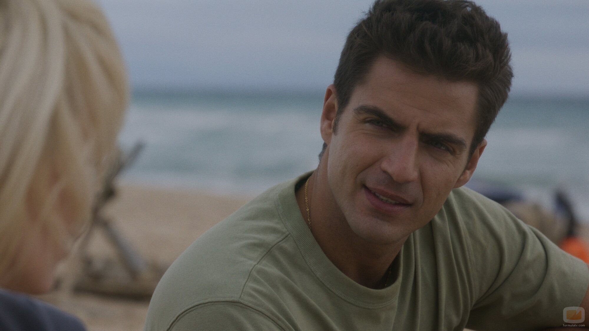 Escena de Maxi Iglesias en la temporada 1 y el capítulo 01 de 'Ella, maldita alma'