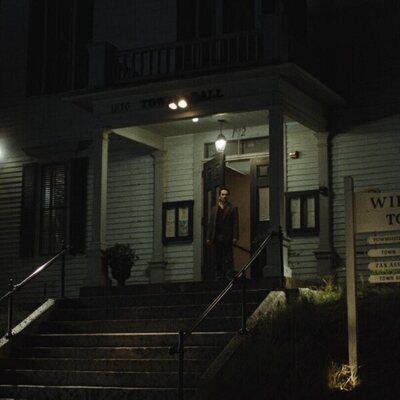 Matthew Rhys en el 1x01 de 'Widow's Bay'
