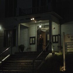 Matthew Rhys en el 1x01 de 'Widow's Bay'