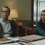 Kate O'Flynn y Jeff Hiller en el 1x01 de 'Widow's Bay'