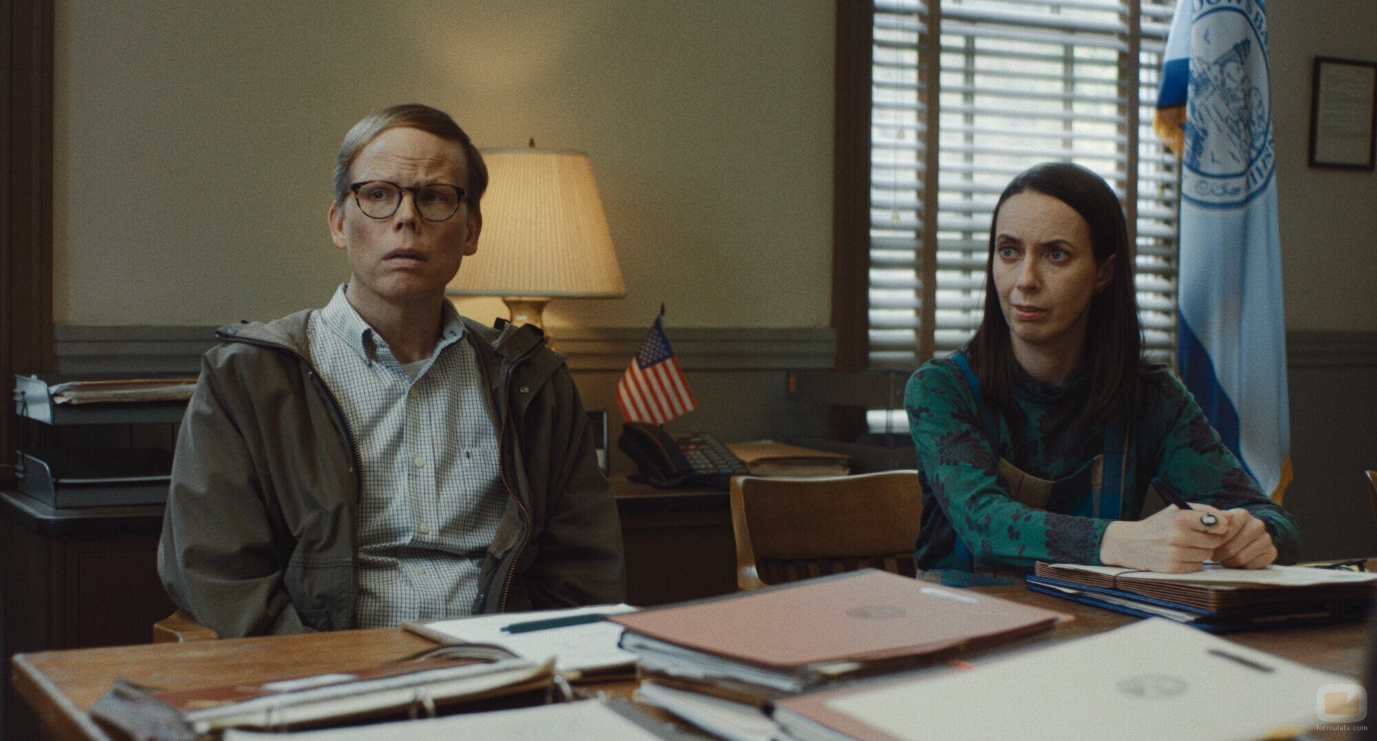 Kate O'Flynn y Jeff Hiller en el 1x01 de 'Widow's Bay'