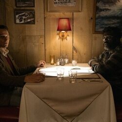 Matthew Rhys en Capítulo 1 titulado '¡Bienvenidos a Widow's Bay!' de 'La maldición de Widow's Bay'