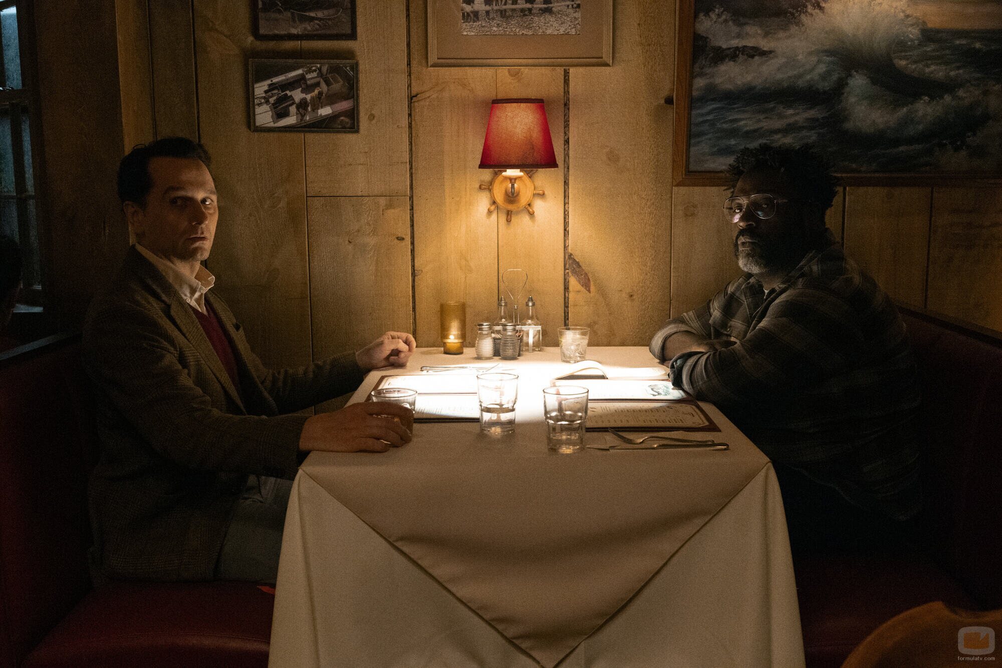 Matthew Rhys en Capítulo 1 titulado '¡Bienvenidos a Widow's Bay!' de 'La maldición de Widow's Bay'