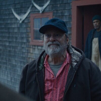 Stephen Root en 1x01 '¡Bienvenidos a Widow's Bay!' de 'La maldición de Widow's Bay'