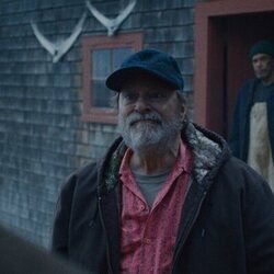 Stephen Root en 1x01 '¡Bienvenidos a Widow's Bay!' de 'La maldición de Widow's Bay'