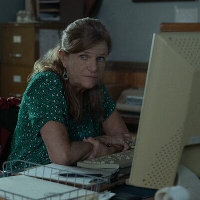 Dale Dickey en 1x01 '¡Bienvenidos a Widow's Bay!' de 'La maldición de Widow's Bay'