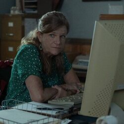 Dale Dickey en 1x01 '¡Bienvenidos a Widow's Bay!' de 'La maldición de Widow's Bay'