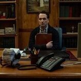 Escena de Matthew Rhys en Capítulo 1 titulado '¡Bienvenidos a Widow's Bay!' de 'La maldición de Widow's Bay'