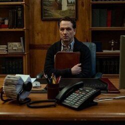 Escena de Matthew Rhys en Capítulo 1 titulado '¡Bienvenidos a Widow's Bay!' de 'La maldición de Widow's Bay'