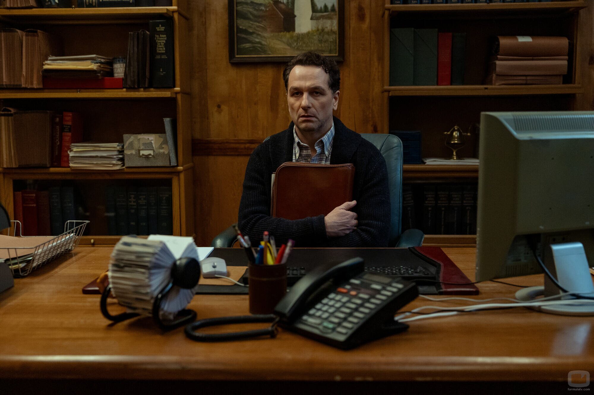 Escena de Matthew Rhys en Capítulo 1 titulado '¡Bienvenidos a Widow's Bay!' de 'La maldición de Widow's Bay'