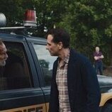 Matthew Rhys y Stephen Root en 1x02 'Hospedaje' de 'La maldición de Widow's Bay'