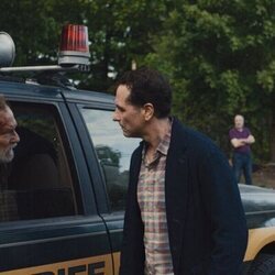 Matthew Rhys y Stephen Root en 1x02 'Hospedaje' de 'La maldición de Widow's Bay'