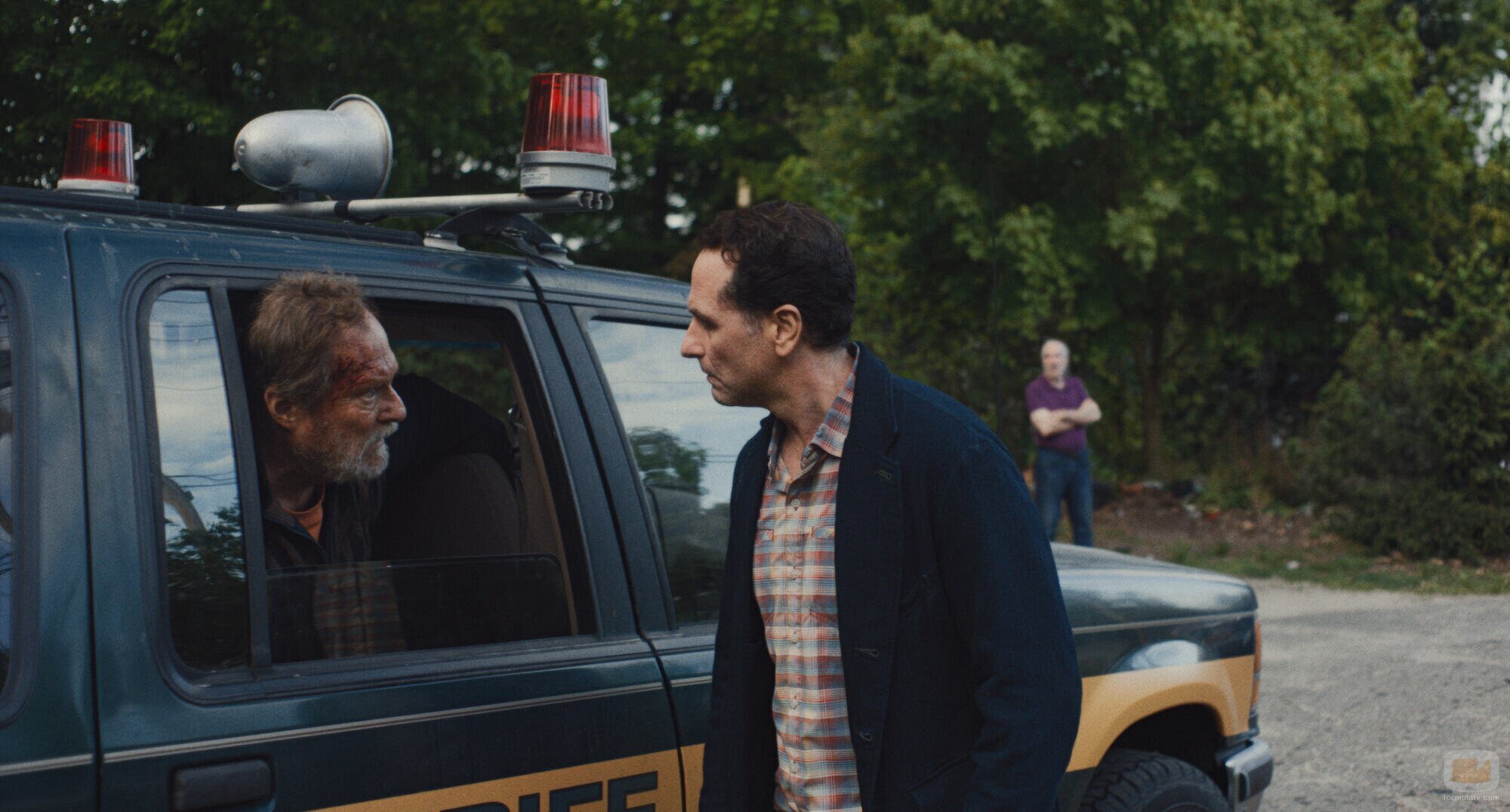 Matthew Rhys y Stephen Root en 1x02 'Hospedaje' de 'La maldición de Widow's Bay'