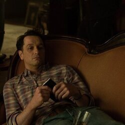 Matthew Rhys en la temporada 1 y el capítulo 02 de 'La maldición de Widow's Bay'