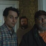 Stephen Root y Matthew Rhys en el 1x02 de 'Widow's Bay'
