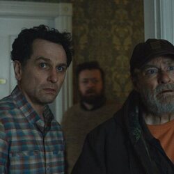 Stephen Root y Matthew Rhys en el 1x02 de 'Widow's Bay'
