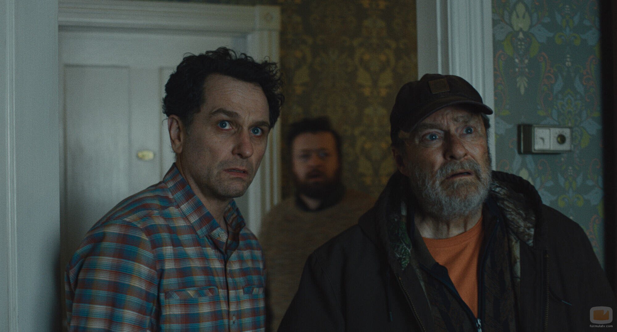 Stephen Root y Matthew Rhys en el 1x02 de 'Widow's Bay'