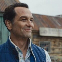 Matthew Rhys en 1x03 'El chapuzón inaugural' de 'La maldición de Widow's Bay'