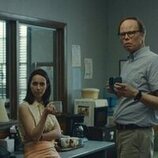 Jeff Hiller y Kate O'Flynn en 'El chapuzón inaugural' de 'Widow's Bay'