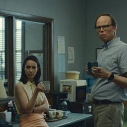 Jeff Hiller y Kate O'Flynn en 'El chapuzón inaugural' de 'Widow's Bay'