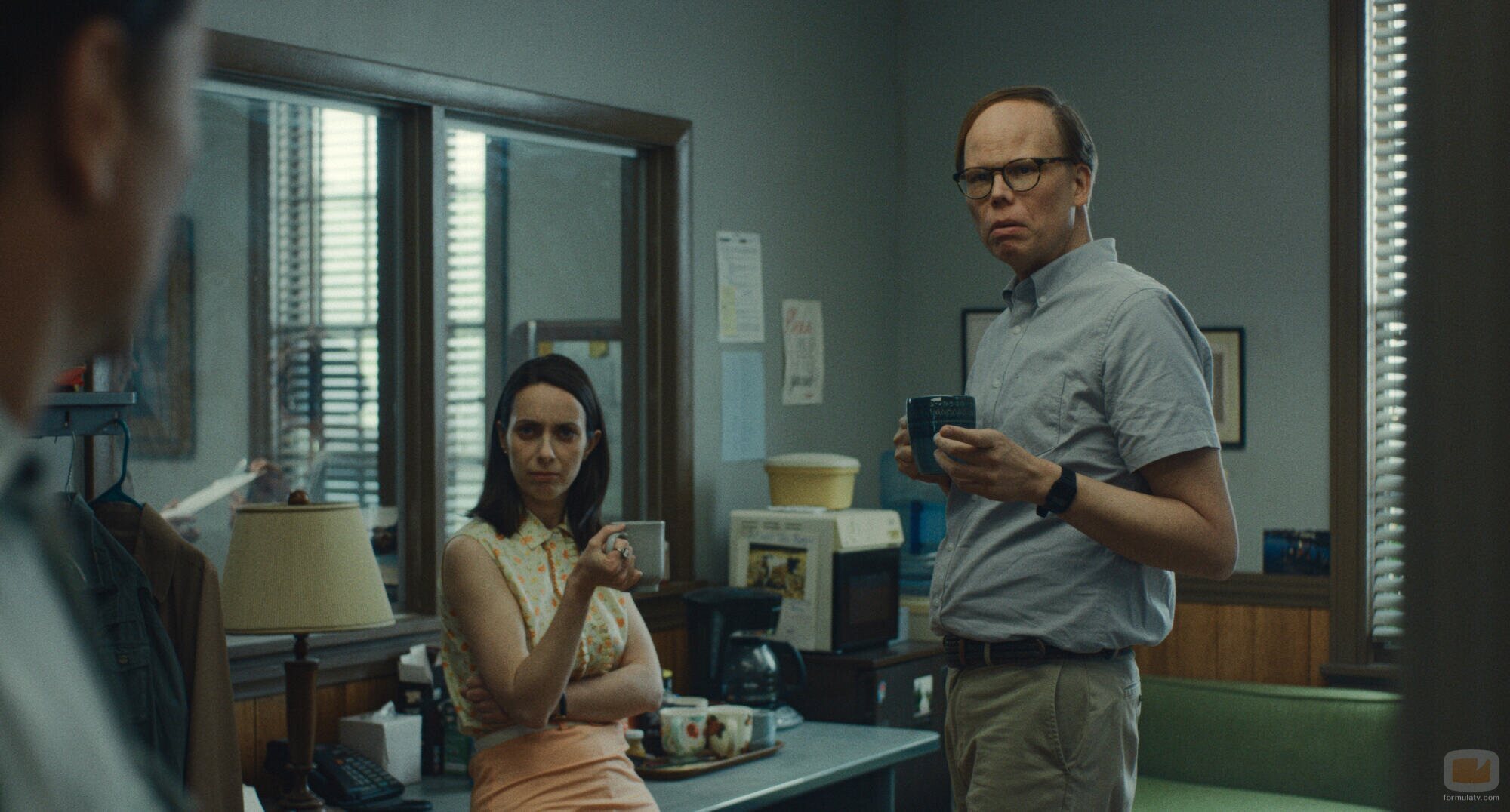 Jeff Hiller y Kate O'Flynn en 'El chapuzón inaugural' de 'Widow's Bay'