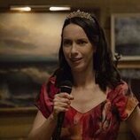 Kate O'Flynn en 1x04 titulado 'Lecturas en la playa' de 'La maldición de Widow's Bay'