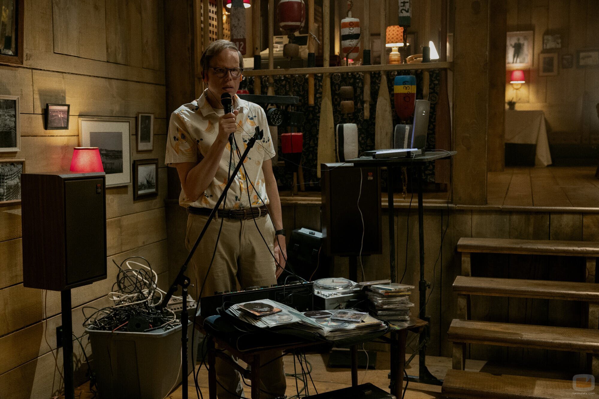 Jeff Hiller en 'Lecturas en la playa' de 'La maldición de Widow's Bay'