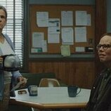Dale Dickey y Jeff Hiller en 1x04 'Lecturas en la playa' de 'La maldición de Widow's Bay'