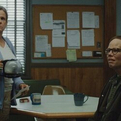 Dale Dickey y Jeff Hiller en 1x04 'Lecturas en la playa' de 'La maldición de Widow's Bay'