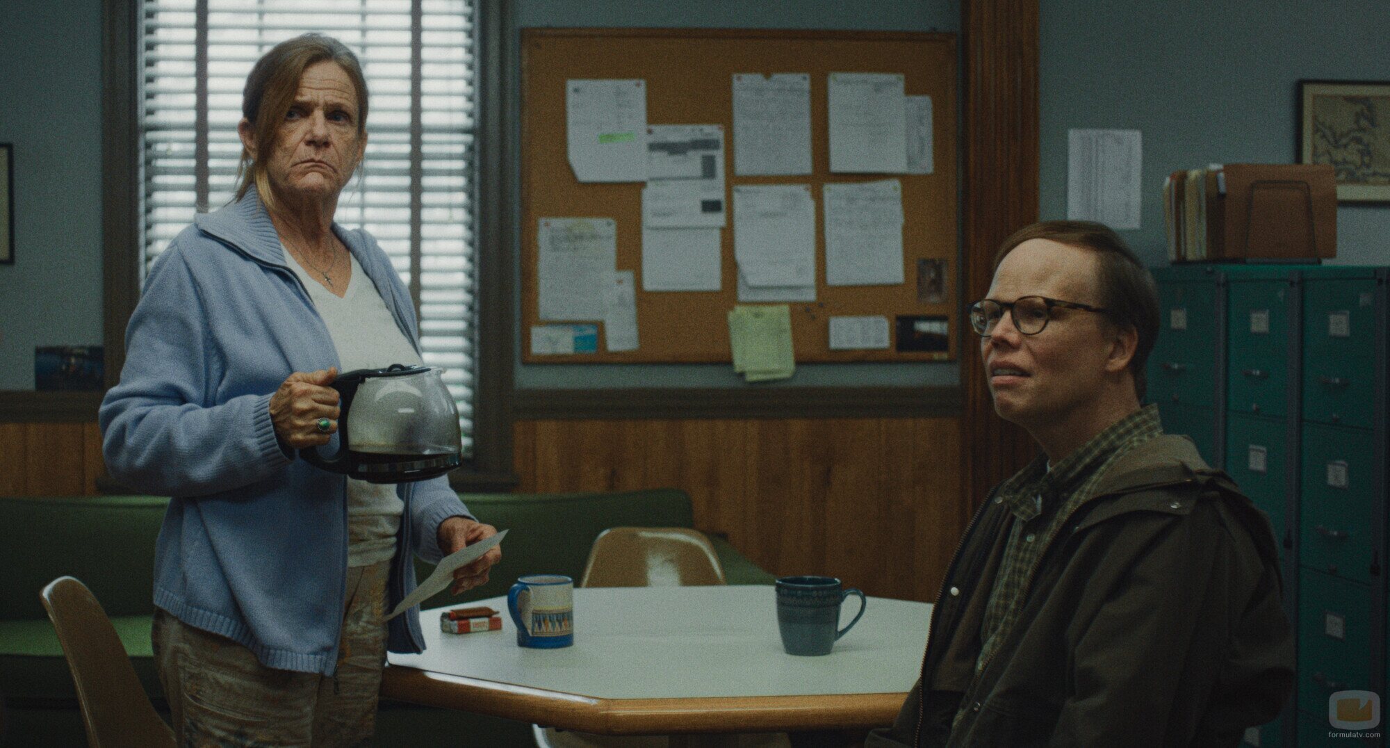 Dale Dickey y Jeff Hiller en 1x04 'Lecturas en la playa' de 'La maldición de Widow's Bay'