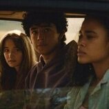 Kylie McNeill y Kingston Rumi Southwick en Capítulo 5 titulado '¿Qué esperar en tu viaje?' de 'La maldición de Widow's Bay'