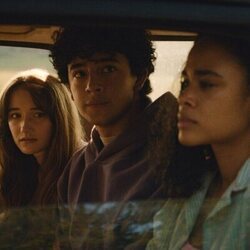 Kylie McNeill y Kingston Rumi Southwick en Capítulo 5 titulado '¿Qué esperar en tu viaje?' de 'La maldición de Widow's Bay'