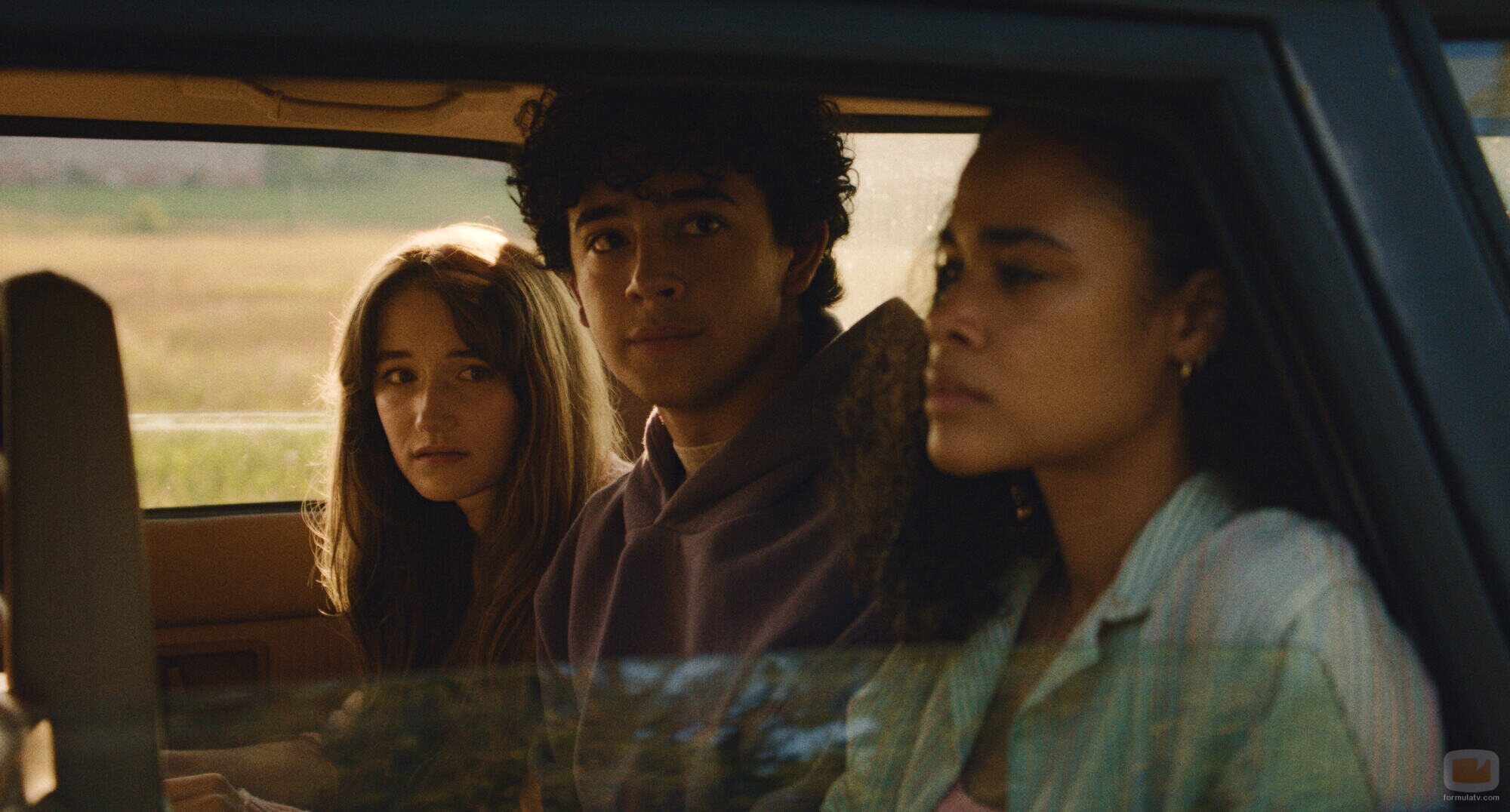 Kylie McNeill y Kingston Rumi Southwick en Capítulo 5 titulado '¿Qué esperar en tu viaje?' de 'La maldición de Widow's Bay'